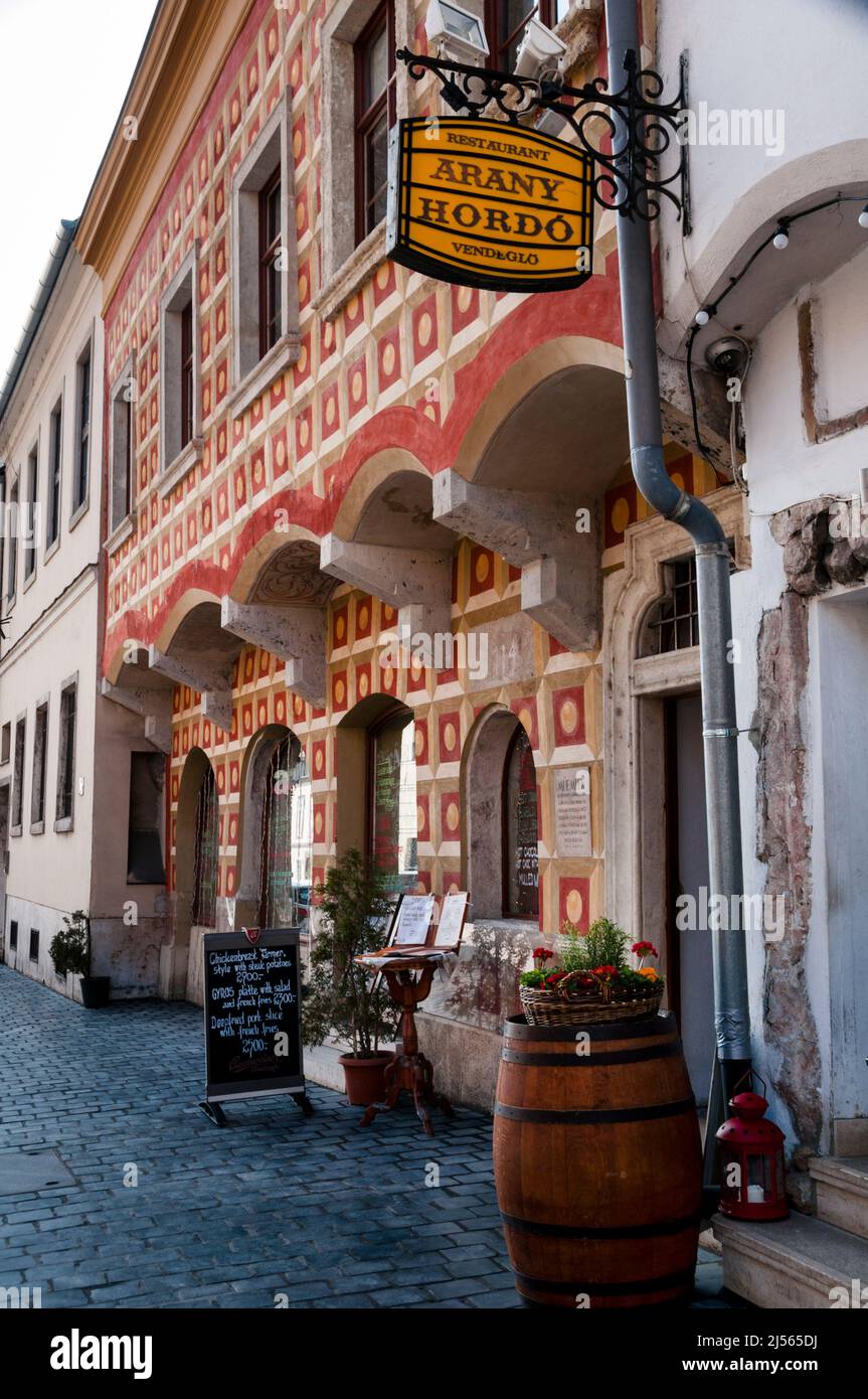 Arany Hordo oder Gold Barrel Restaurant historisches denkmalgeschütztes Hotel oder Müemlek im Stadtteil Burghügel Buda in Budapest, Ungarn. Stockfoto