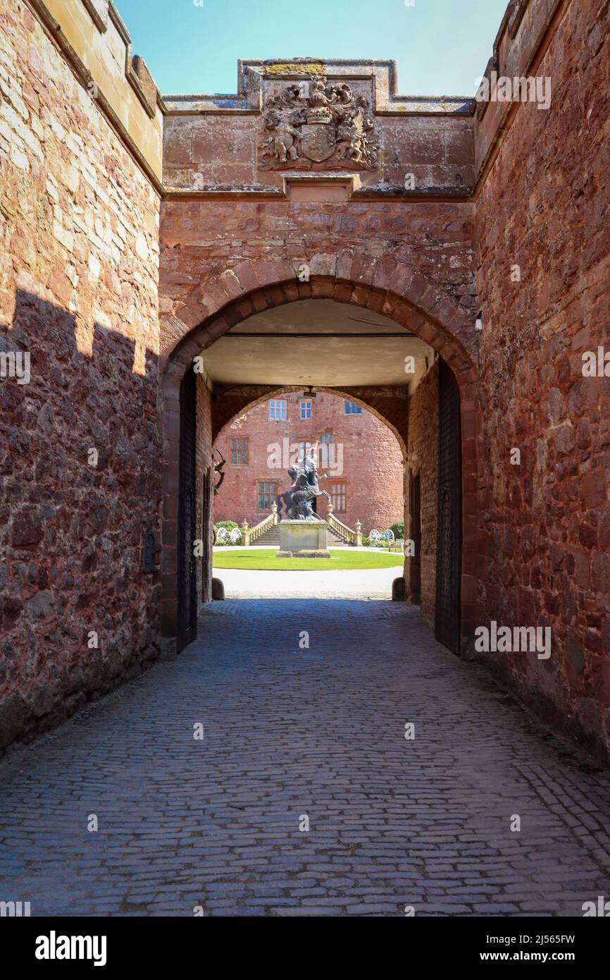 Eingang zum Bogengang zum Powis Castle and Gardens Stockfoto