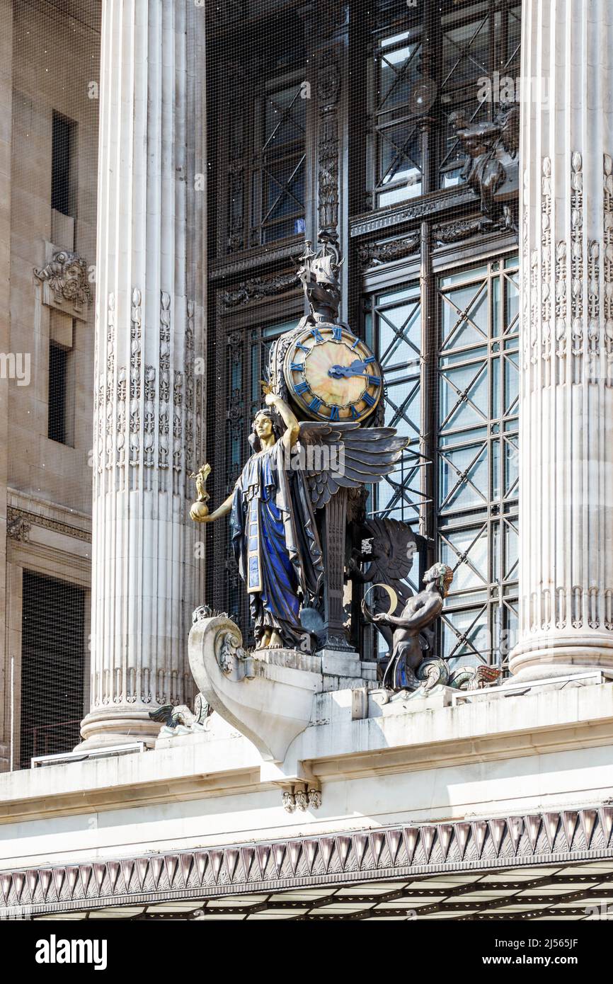 Die ornamentale Uhr über dem Eingang von Selfridges, dem berühmten Kaufhaus in der Oxford Street, London, Großbritannien Stockfoto
