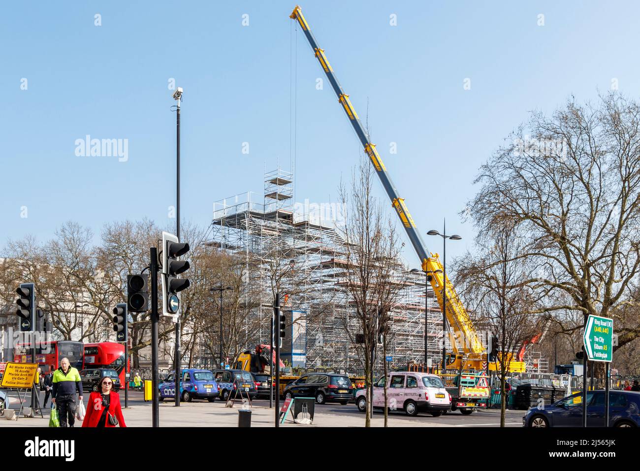 Abbau des Marble Arch Mound (Marble Arch Hill) ein temporärer, 25 Meter hoher (82 Fuß) künstlicher Hügel neben Marble Arch, London, Großbritannien Stockfoto