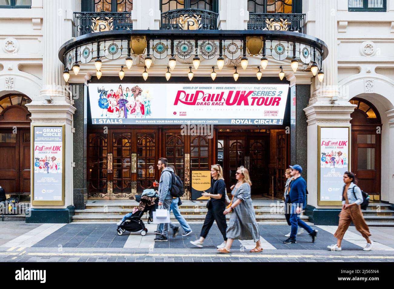 Das Drag Race der Rue Paul im Londoner Palladium, einem denkmalgeschützen West End-Theater in der Argyll Street, London, Großbritannien Stockfoto