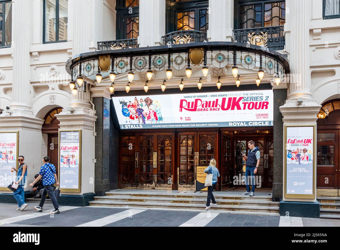 Das Drag Race der Rue Paul im Londoner Palladium, einem denkmalgeschützen West End-Theater in der Argyll Street, London, Großbritannien Stockfoto