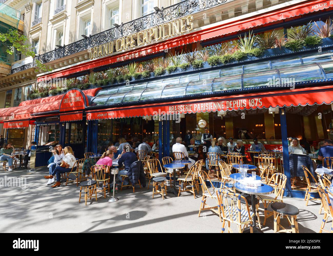 Paris, France-April 15 , 2022 : Le Grand Cafe Capucines ist die legendäre und berühmte Brasserie auf den Grands Boulevards. Inschrift auf Französisch auf Schild: Par Stockfoto