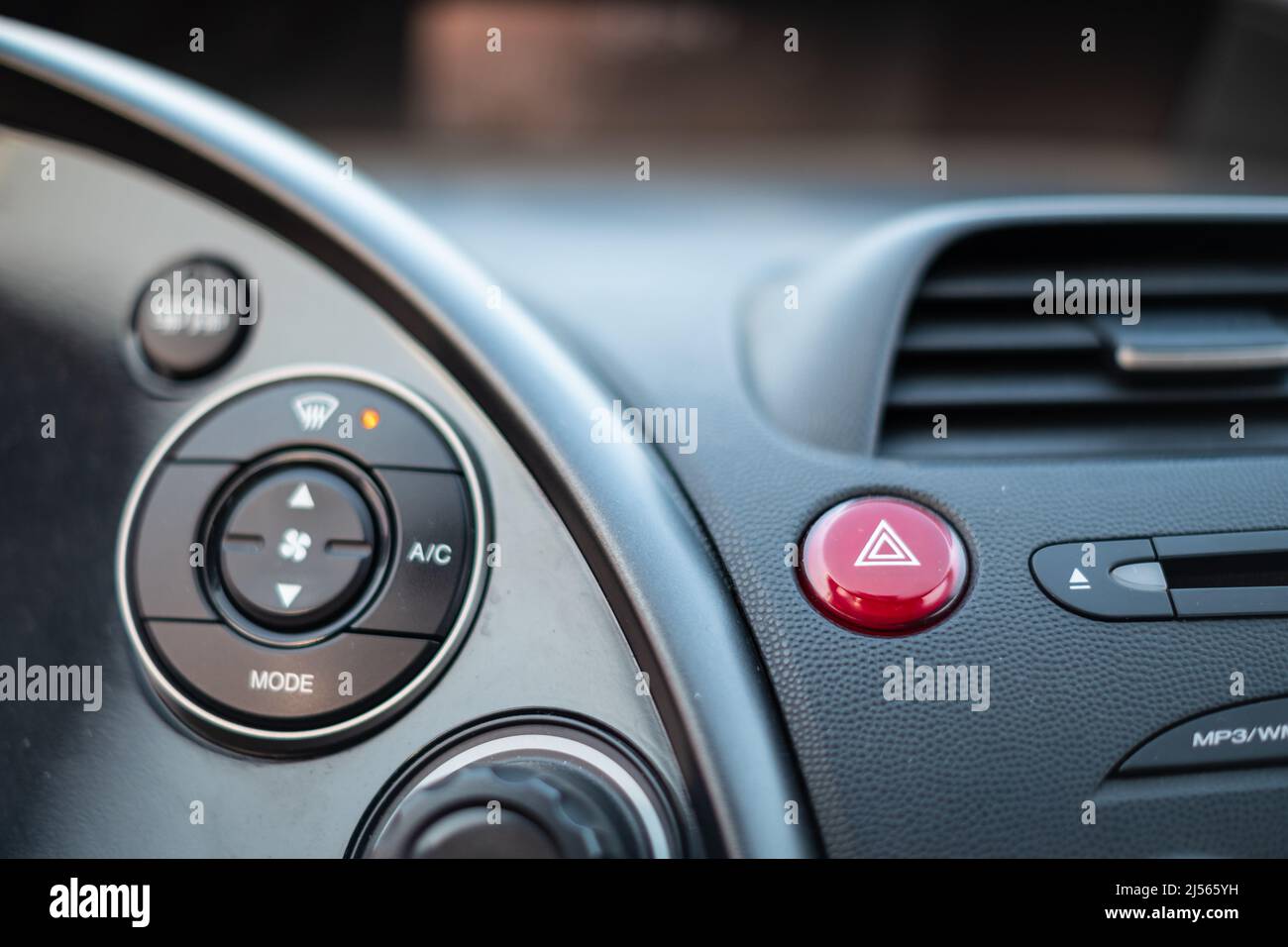 Rote Nottasterleuchte in einem dunklen Cockpit Stockfoto