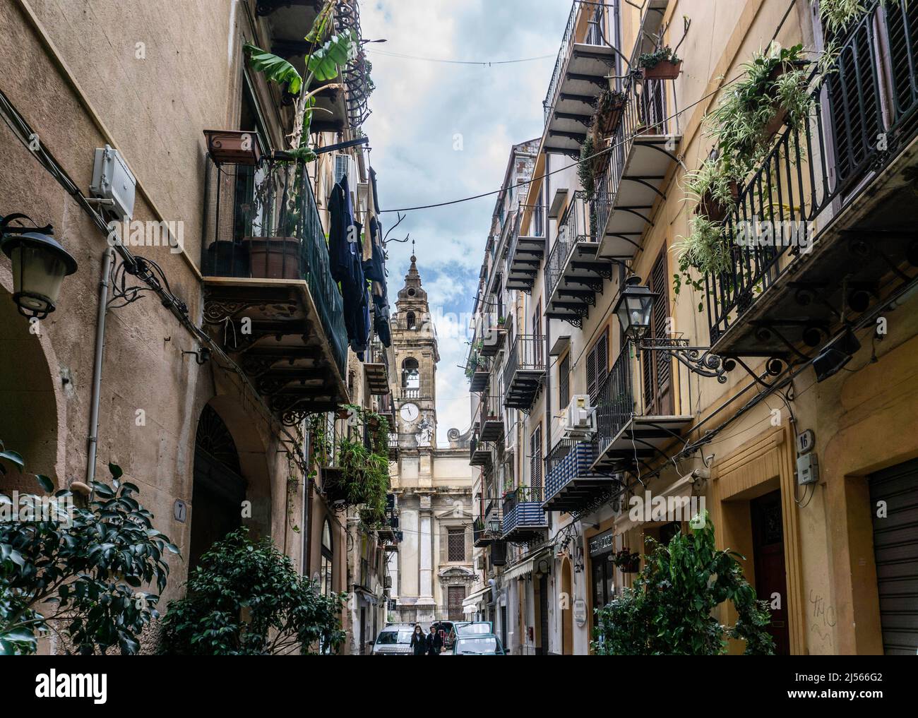 Eine kleine schmale Straße vor der Piazza Verdi in Palermo, Sizilien, Italien. Stockfoto