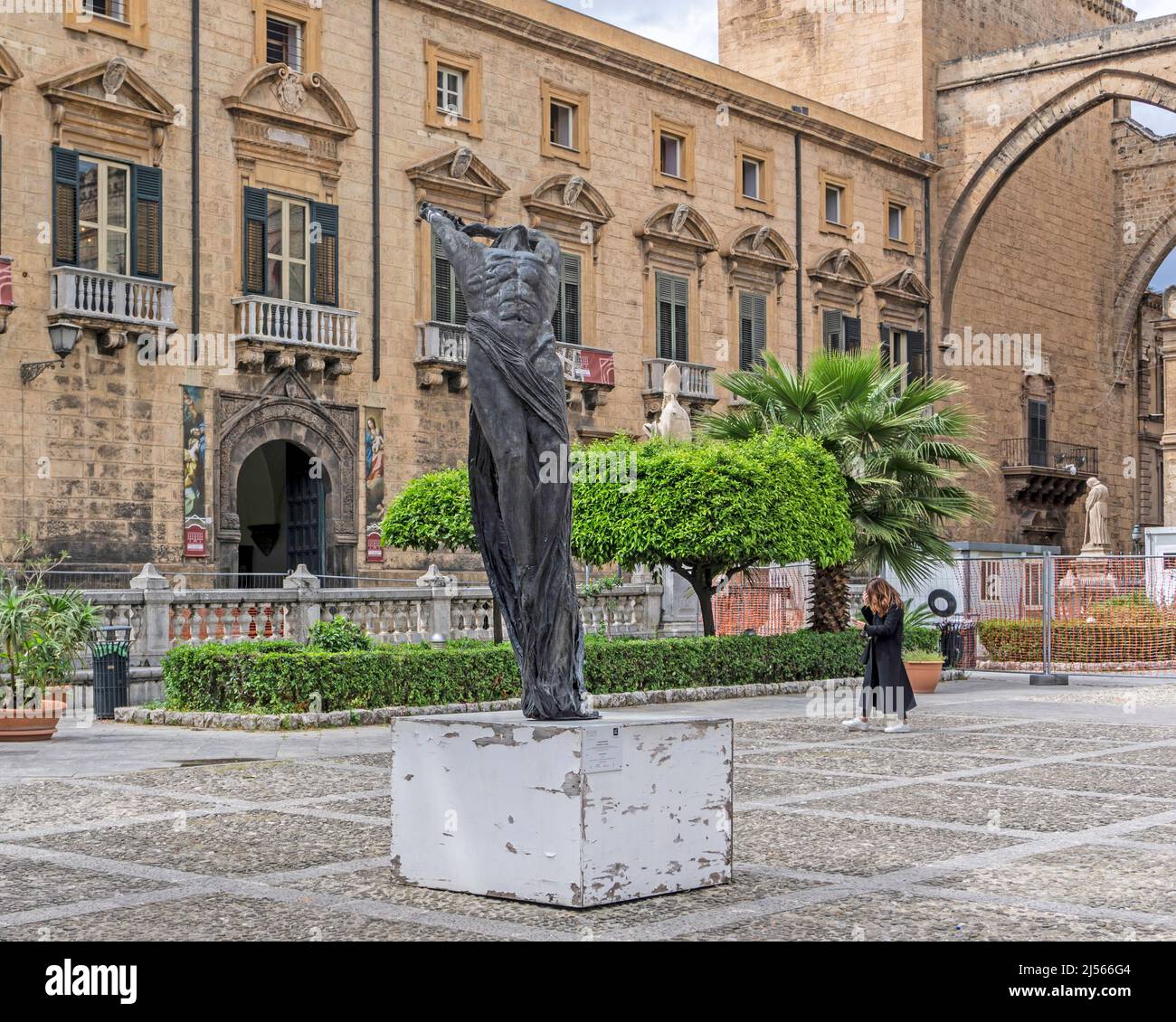 In der Kathedrale von Palermo, Sizilien, Italien, symbolisiert eine Statue „an meinen Vater“ des Bildhauers Vincenzo Muratore die innere Wiedergeburt und Regeneration. Stockfoto