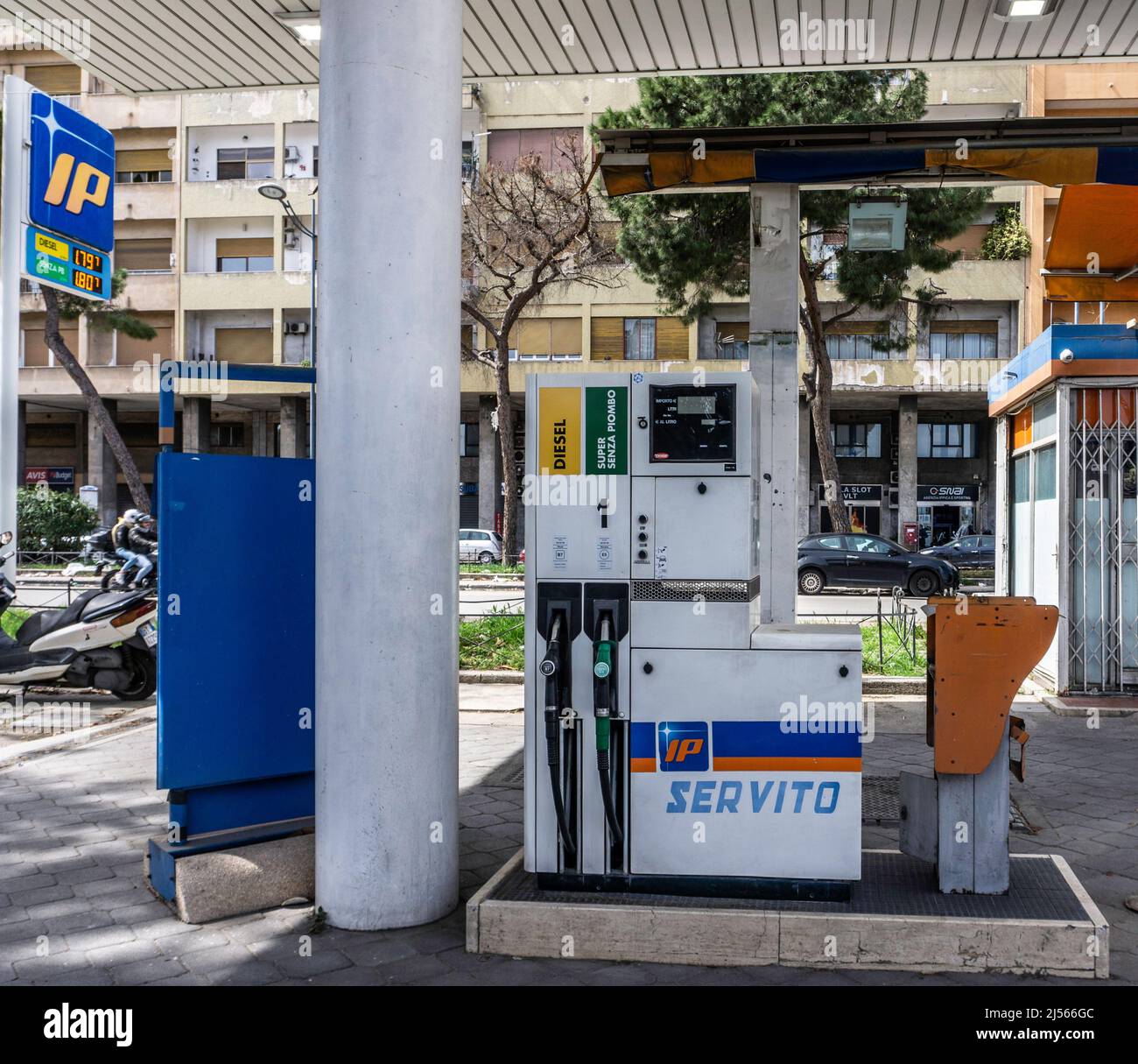 Eine IP-Tankstelle zur Selbstbedienung in Palermo, Sizilien, Italien. Verkauf von bleifreiem Benzin und Diesel. Stockfoto