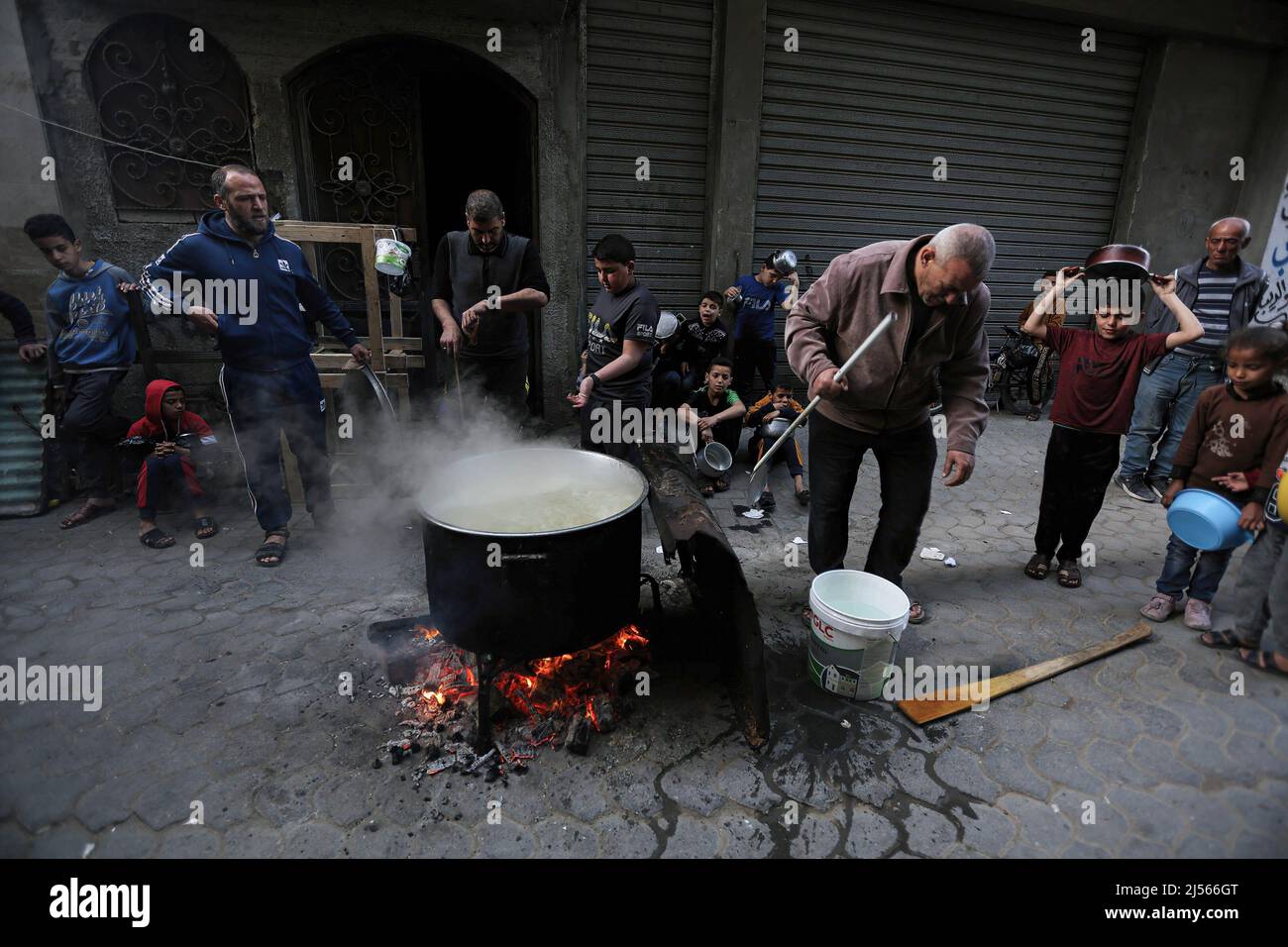 Gaza, Palästina. 20. April 2022. Während des Ramadan bereiten Palästinenser im Stadtteil Shejaiya in Gaza City kostenlose Suppe zu. Muslime auf der ganzen Welt feiern den heiligen Monat Ramadan, indem sie nachts beten und sich zwischen Sonnenaufgang und Sonnenuntergang vom Essen und Trinken enthalten. Der Ramadan ist der neunte Monat im islamischen Kalender und es wird angenommen, dass der erste Koran-Vers in den letzten zehn Nächten enthüllt wurde. (Bild: © Yousef Masoud/SOPA Images via ZUMA Press Wire) Stockfoto