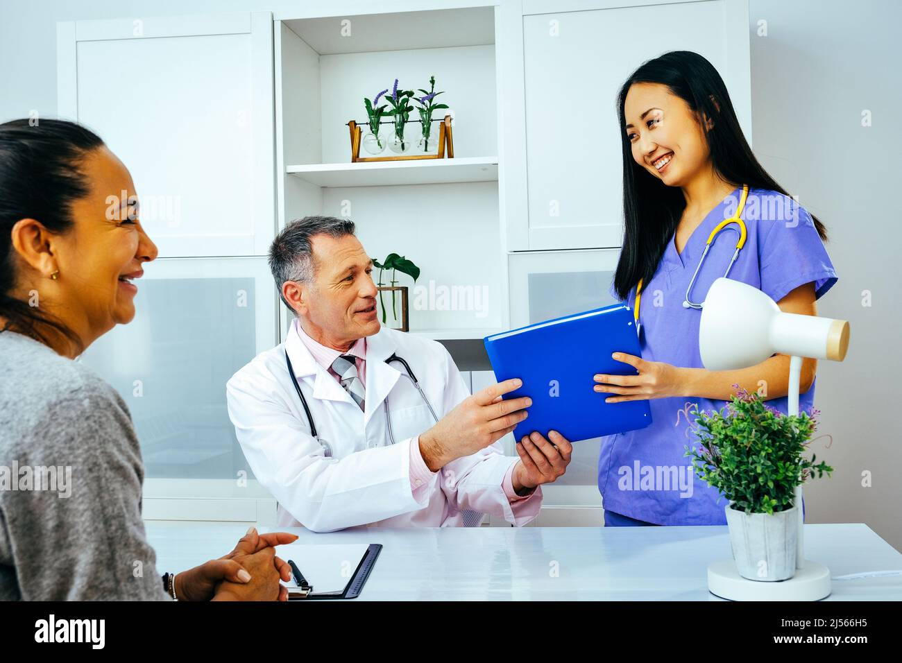 Lächelnde Ärztin, Krankenschwester und Patientin in der Krankenhausindustrie Stockfoto