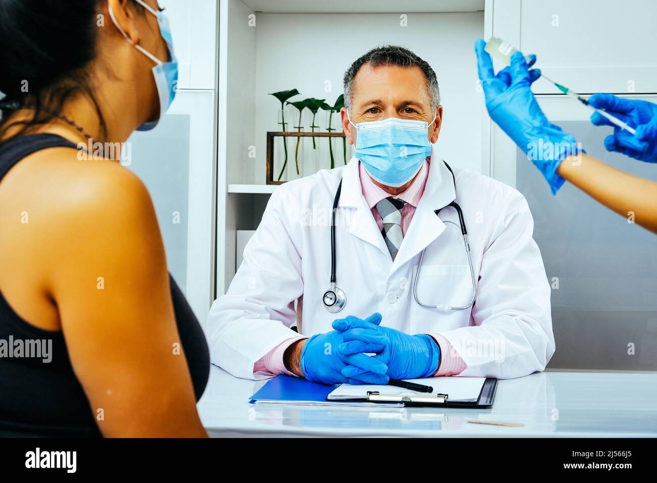 Krankenschwester Praktiker macht Injektion an eine Patientin in Krankenhaus Arzt Arzt Blick auf Kamera Gesundheitswesen Industrie Stockfoto