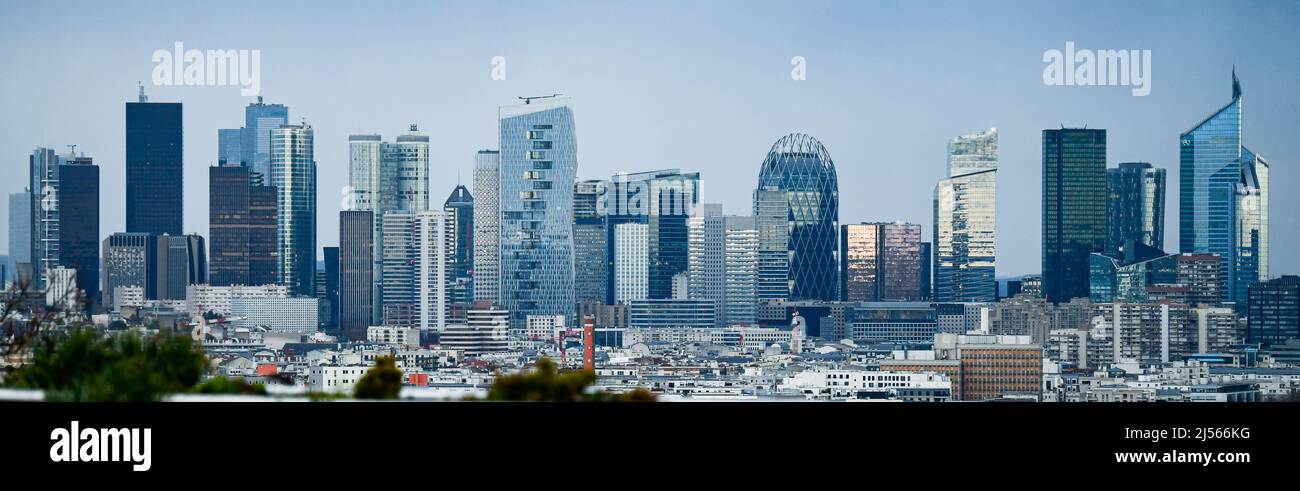 Panoramablick auf die Skyline der Türme des Finanzviertels von La Defense, Paris (Tageszeit) Stockfoto