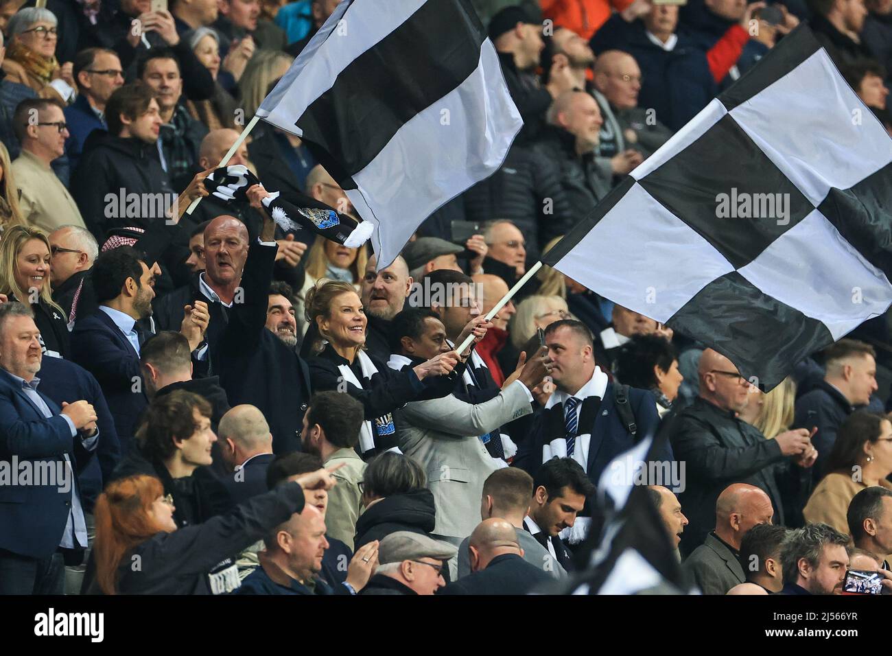 Amanda Staveley Newcastle Besitzerin winkt mit einer Flagge, als sie den Sieg feiert Stockfoto