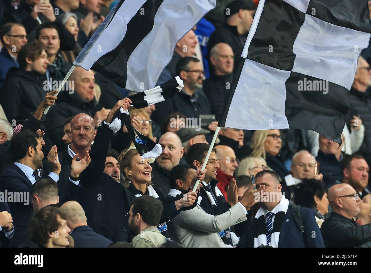 Amanda Staveley Newcastle Besitzerin winkt mit einer Flagge, als sie den Sieg feiert Stockfoto