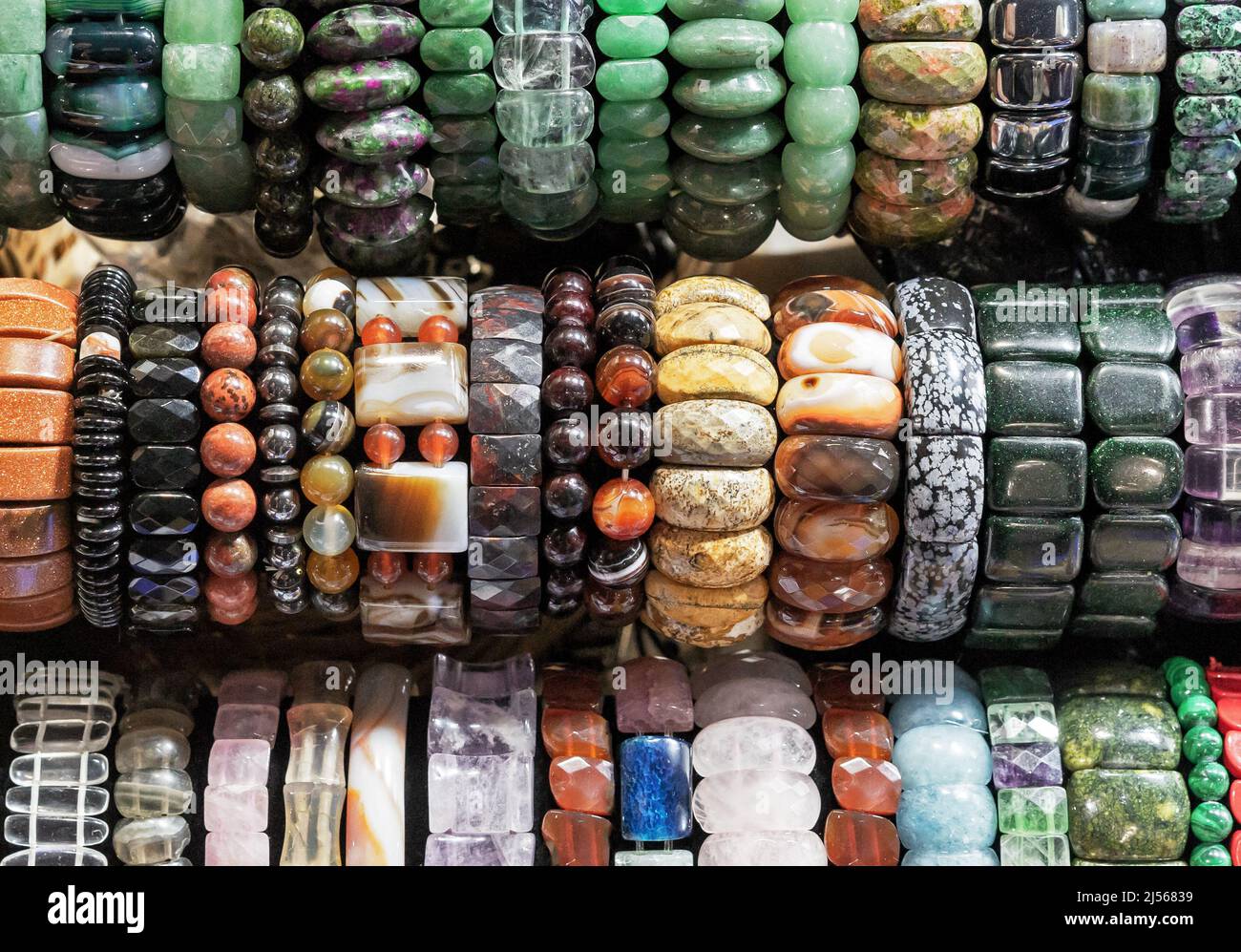 Elastische Armbänder aus verschiedenen Halbedelsteinen. Stockfoto