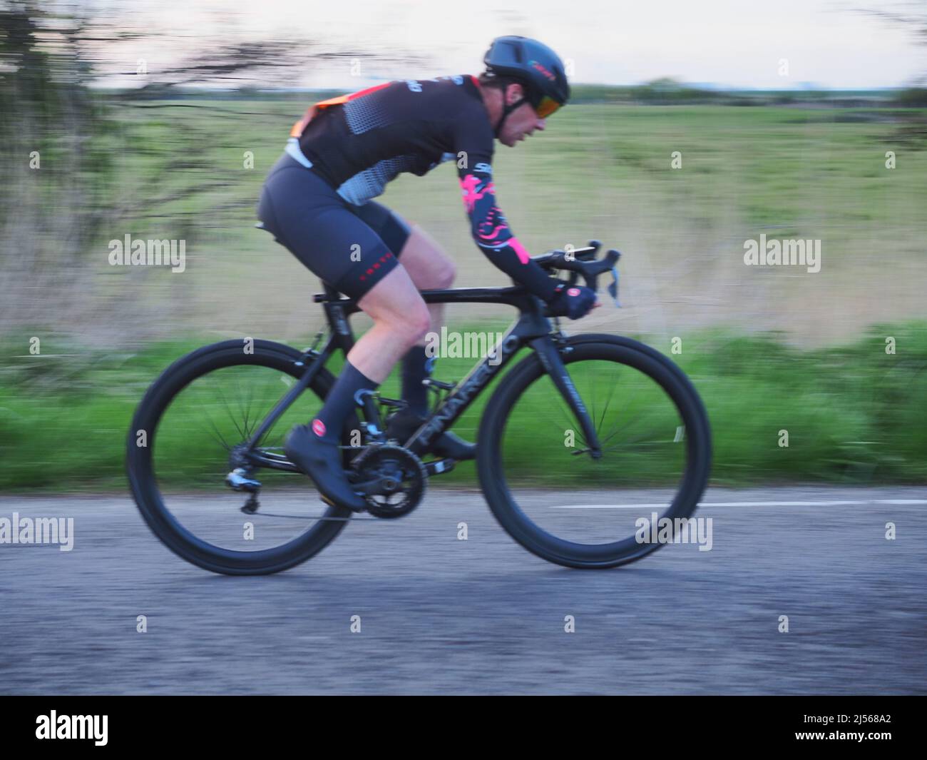 Iwade, Kent, Großbritannien. 20. April 2022. Das erste 10-Meilen-Zeitfahren in der Saison des Wigmore Cycling Club fand heute Abend auf dem Iwade-Kurs statt (Q10/20). Die Radfahrer wurden von den Funktionären der Veranstaltung über eine 10-Meilen-Strecke getimt, die in Intervallen angesetzt wurde, um ihre persönlichen Bestzeiten zu übertreffen, und wurden nach der abgelaufenen Zeit am Ende der Veranstaltung in der Gesamtwertung eingestuft. Die schnellste aufgezeichnete Zeit betrug 23 Minuten und 25 Sekunden (was einer Durchschnittsgeschwindigkeit von über 25 mph entspricht). Kredit: James Bell/Alamy Live Nachrichten Stockfoto