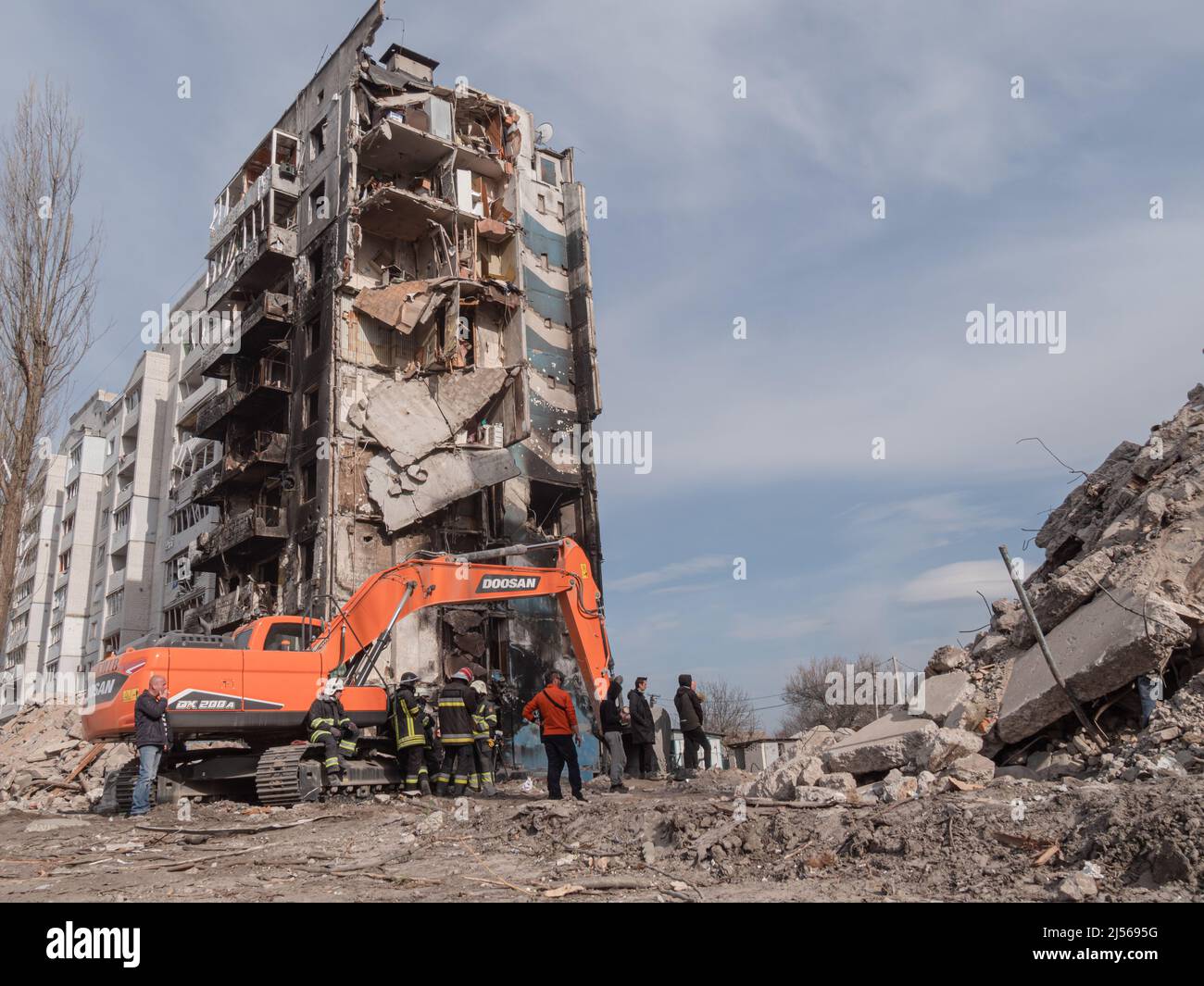 Borodyanka, Ukraine - 2022. April: Krieg in der ukrainischen Stadt traf eine russische Luftbombe ein Wohnhaus. Krieg in der Ukraine, zerstörte Gebäude nach Bombardierung. Russische Bombe traf die zivilen Gebäude. Stockfoto