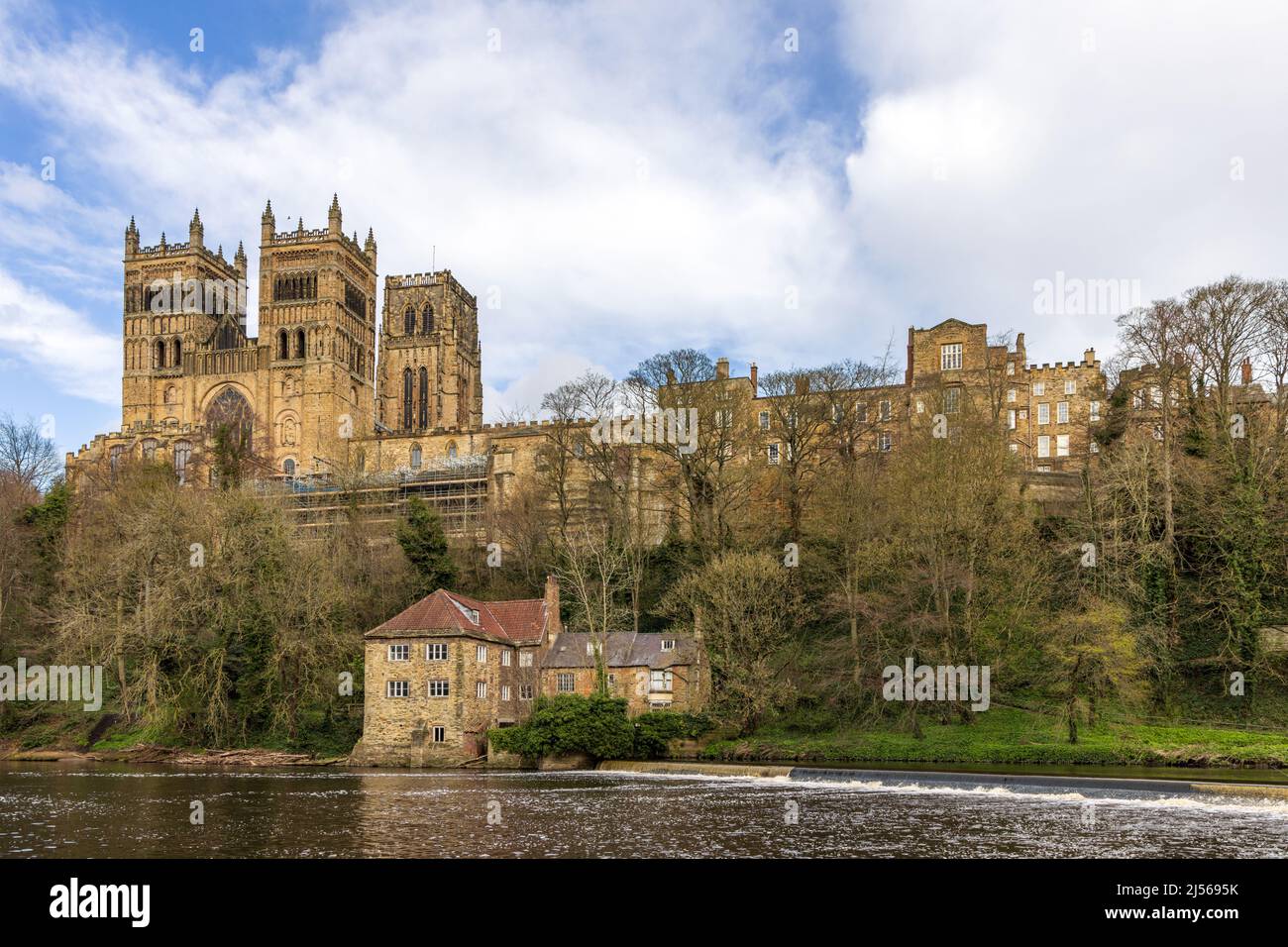 Die herrliche Kathedrale von Durham und die Old Fulling Mill, die über den Fluss Wear in der Stadt Durham gesehen werden. Stockfoto