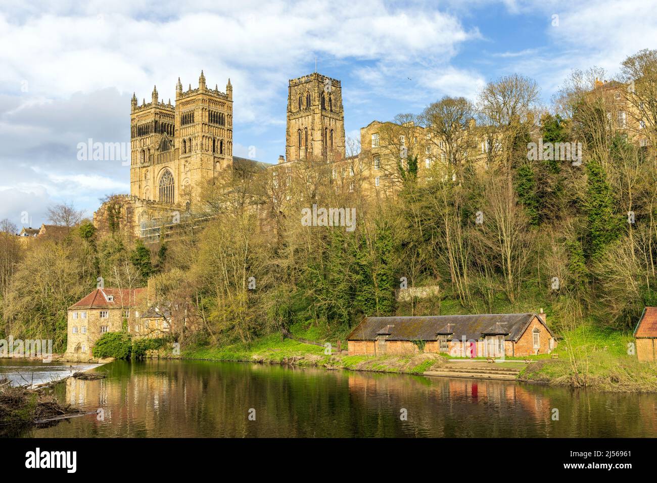 Die prächtige Kathedrale von Durham, die über den Fluss Wear in der Stadt Durham gesehen wird. Aufgenommen an einem hellen Frühlingstag. Stockfoto