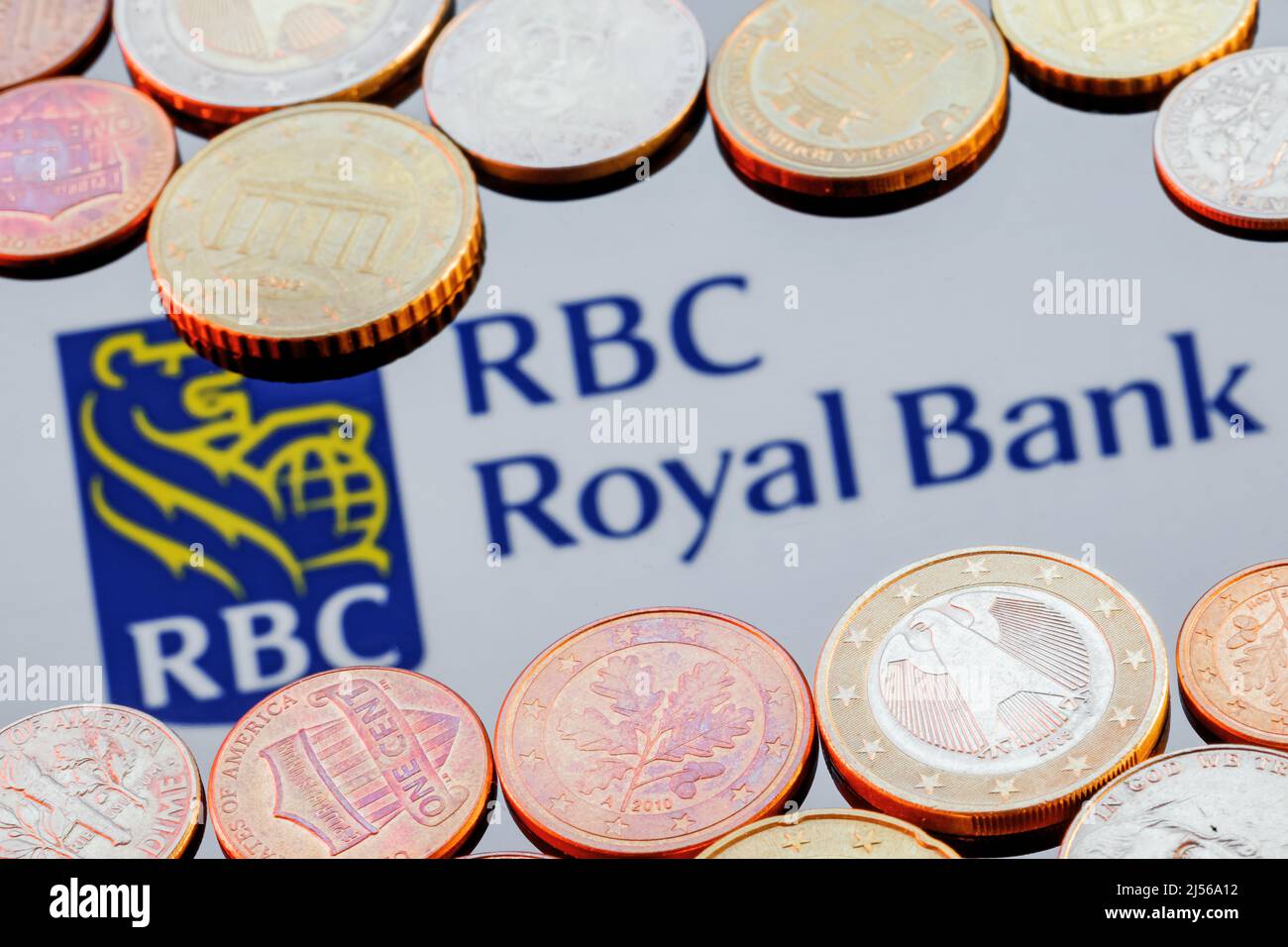 Verschiedene Metallmünzen auf dem Hintergrund des Logos der Royal Bank of Canada Stockfoto