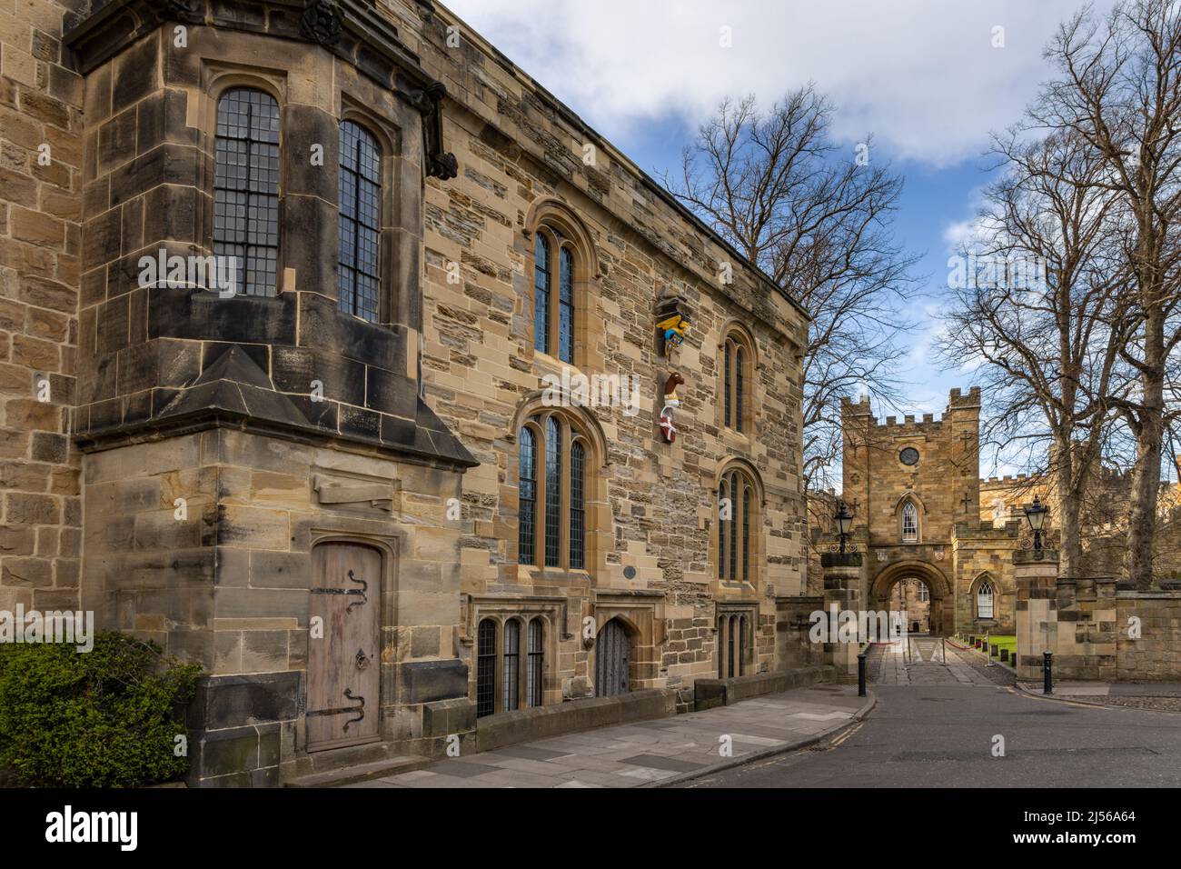 Das Museum für Archäologie, Universität von Durham, mit Durham Castle auf der rechten Seite. Stockfoto