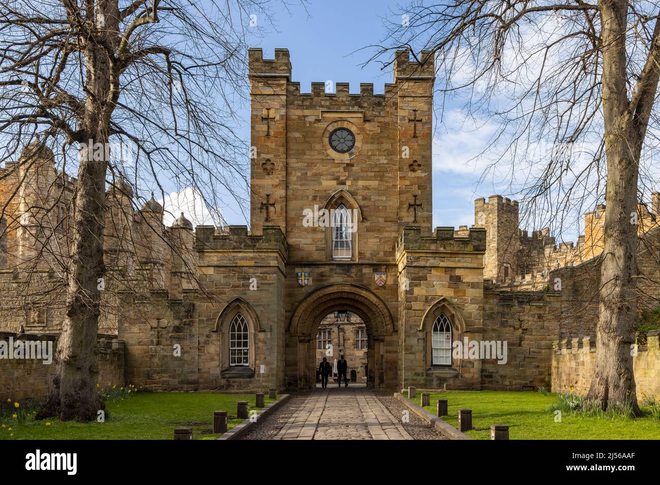 Der Eingang zum Durham Castle, einem normannischen Schloss in der Stadt Durham, England, das seit 1837 vom University College, Durham, besetzt ist. Stockfoto