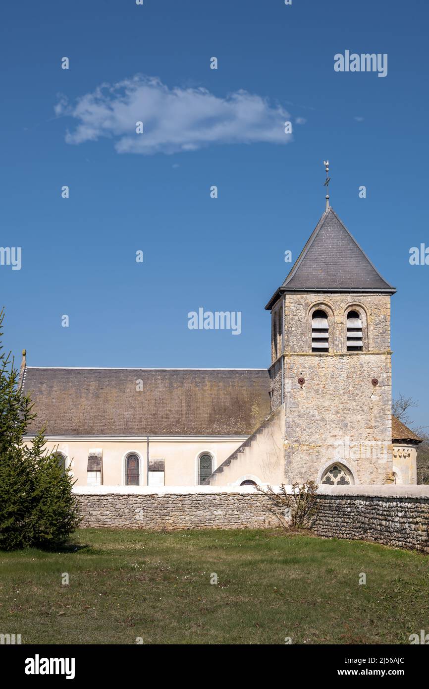 Blick auf die Kirche St. Vincent von Chemillé-sur-Indrois an einem sonnigen Nachmittag Stockfoto