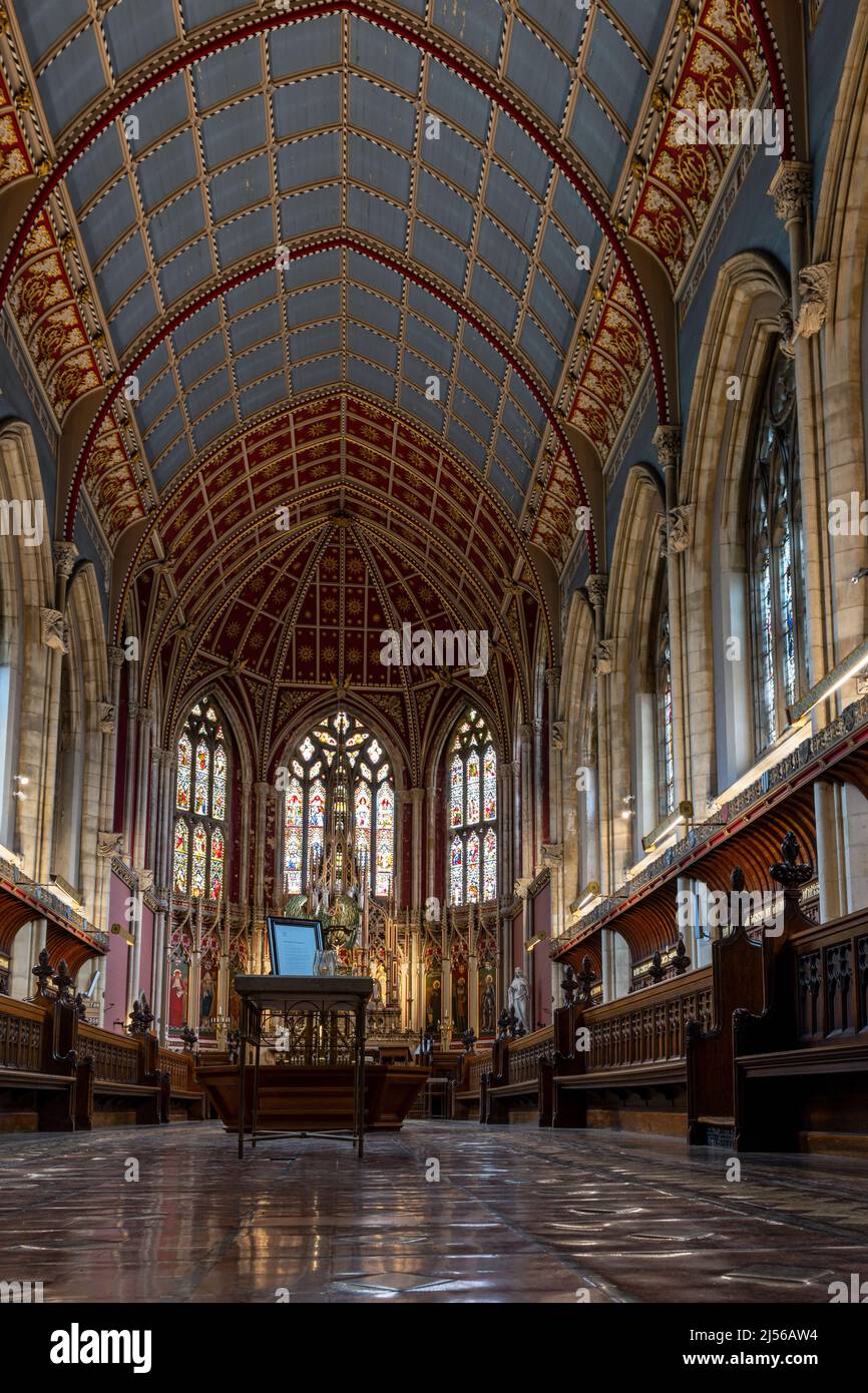 Das neogotische, prunkvolle Innere der St. Cuthbert's Chapel, Ushaw College, County Durham, Großbritannien (erbaut von Dunn und Hansom, 1884) Stockfoto