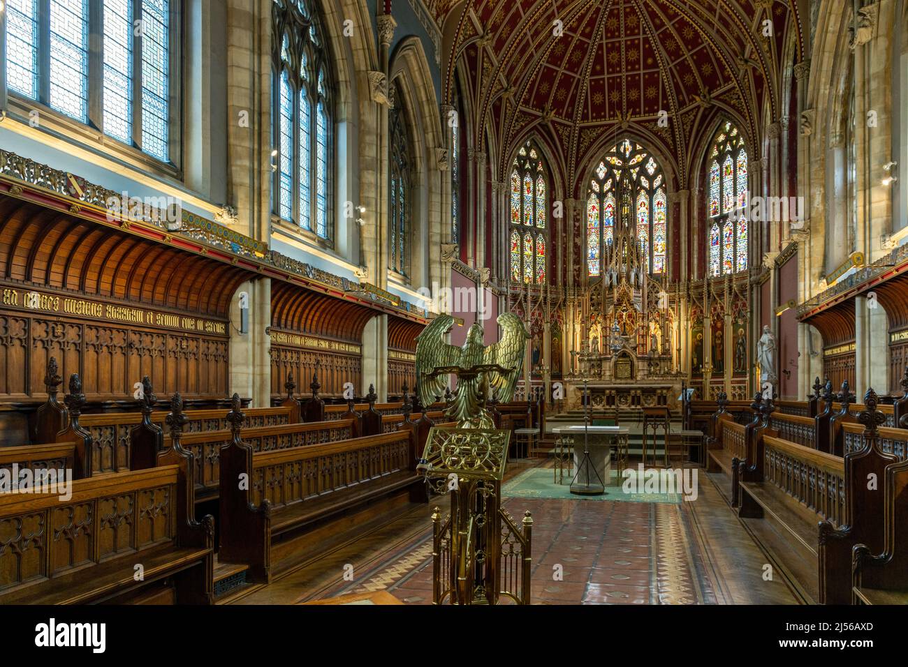 Das neogotische, prunkvolle Innere der St. Cuthbert's Chapel, Ushaw College, County Durham, Großbritannien (erbaut von Dunn und Hansom, 1884) Stockfoto