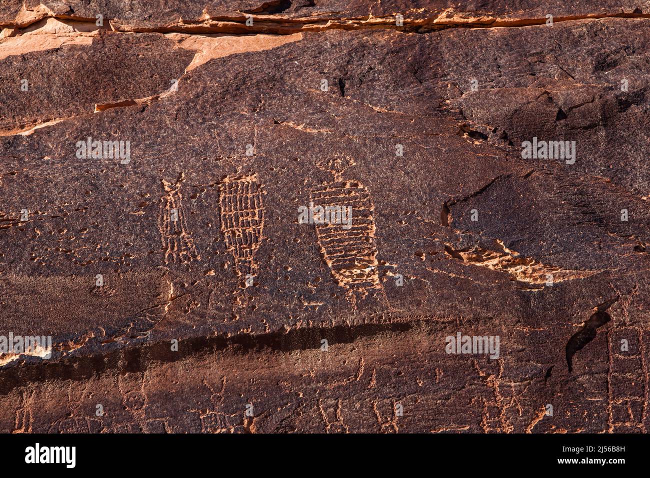 Anthropomorphe Figuren auf der Sand Island Rock Art Panel in der Schlucht des San Juan River in Utah, eine große Sammlung von Petroglyphen, meist in Th Stockfoto