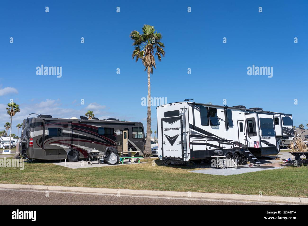 Freizeitfahrzeuge oder Wohnmobile auf dem Wohnmobilpark Isla Blanca Park im Winter auf South Padre Island, Texas. Stockfoto