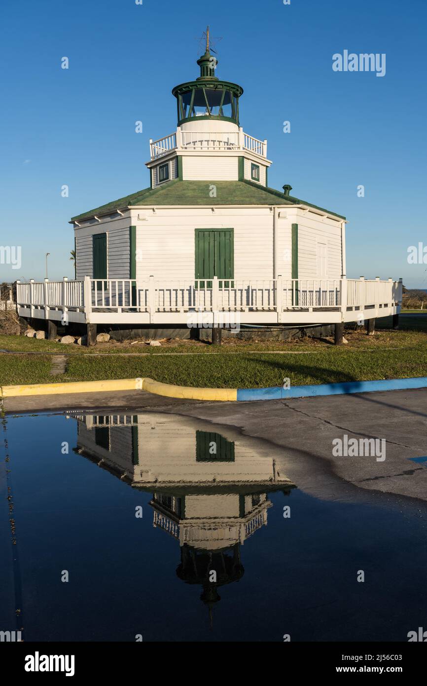 Der Half Moon Reef Lighthouse wurde 1858 in Matagorda Bay erbaut, wurde aber nach der Inaktivierung nach Port Lavaca, Texas, verlegt. Es ist ein Schraubenstapel, der leicht ist Stockfoto