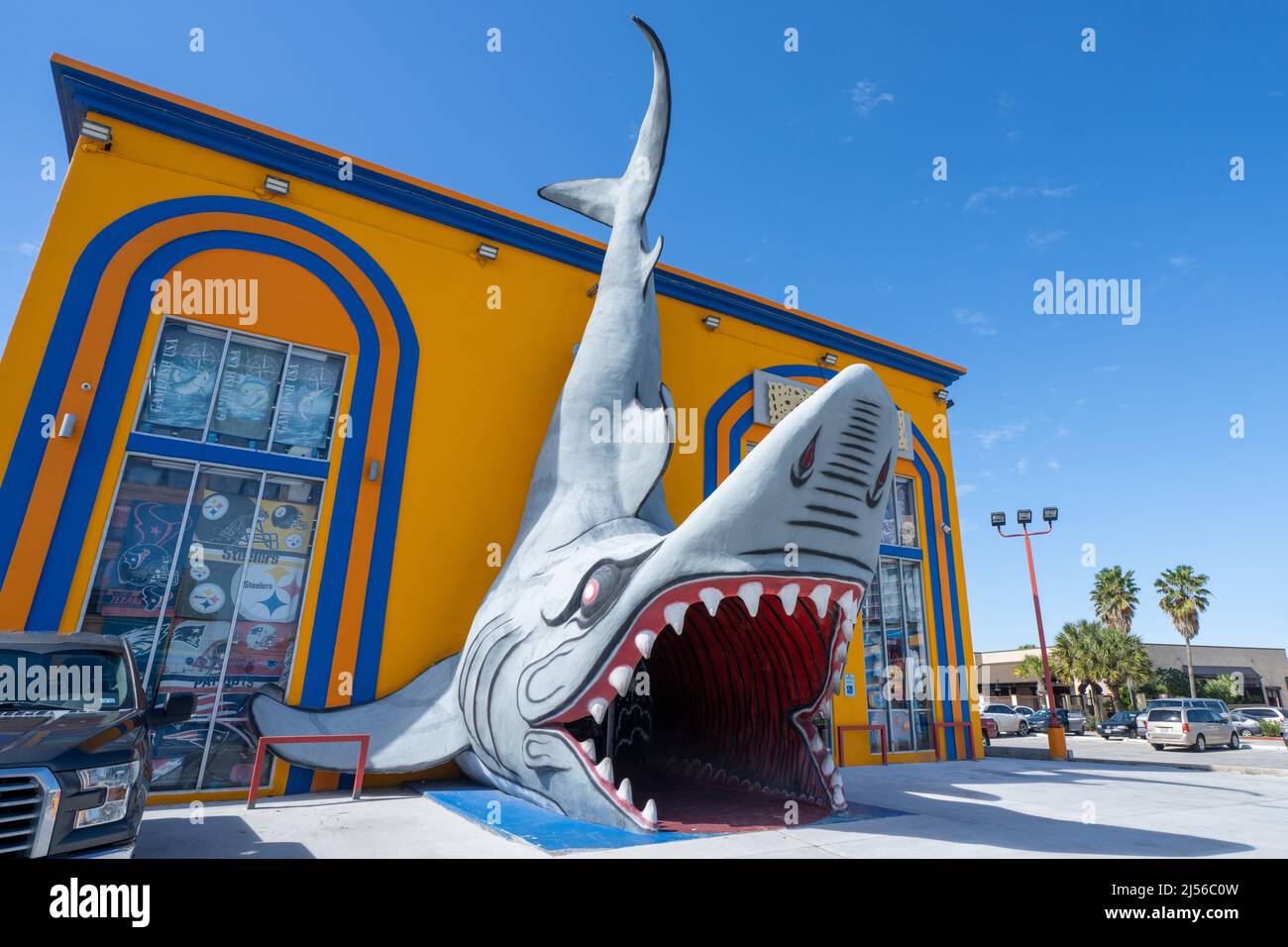 Ein Hai an der Fassade eines Touristenladens im Ferienort South Padre Island, Texas. Der Enry geht durch den Hai-Mund. Stockfoto