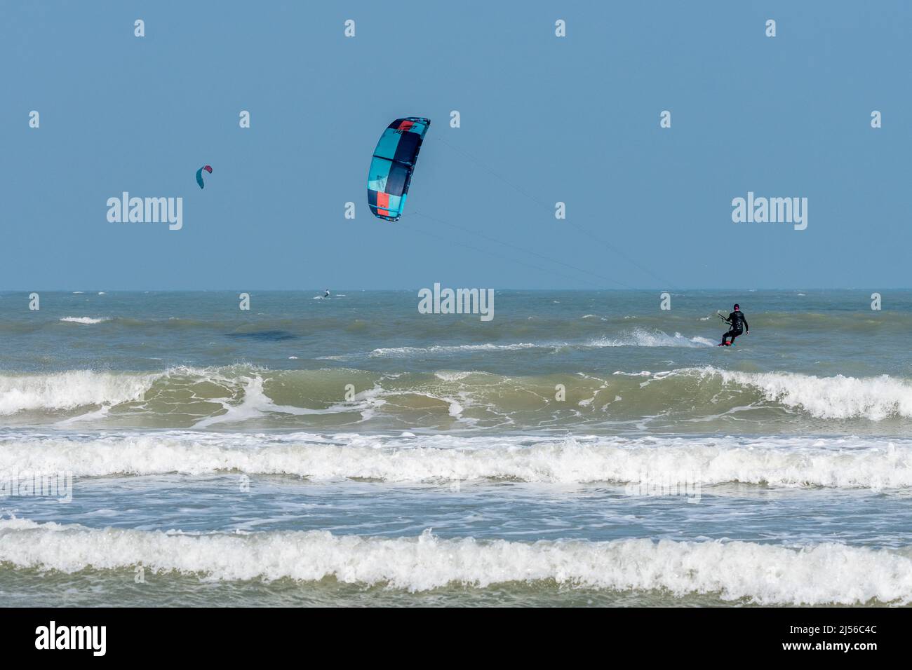 Zwei Kitesurfer im Golf von Mexiko auf South Padre Island, Texas. Stockfoto