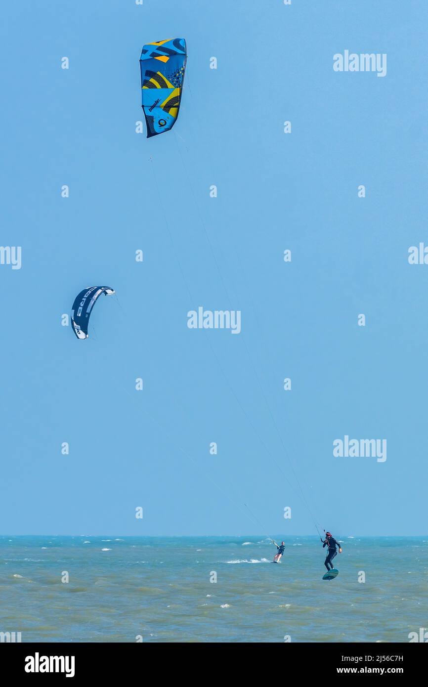Zwei Kitesurfer im Golf von Mexiko auf South Padre Island, Texas. Stockfoto