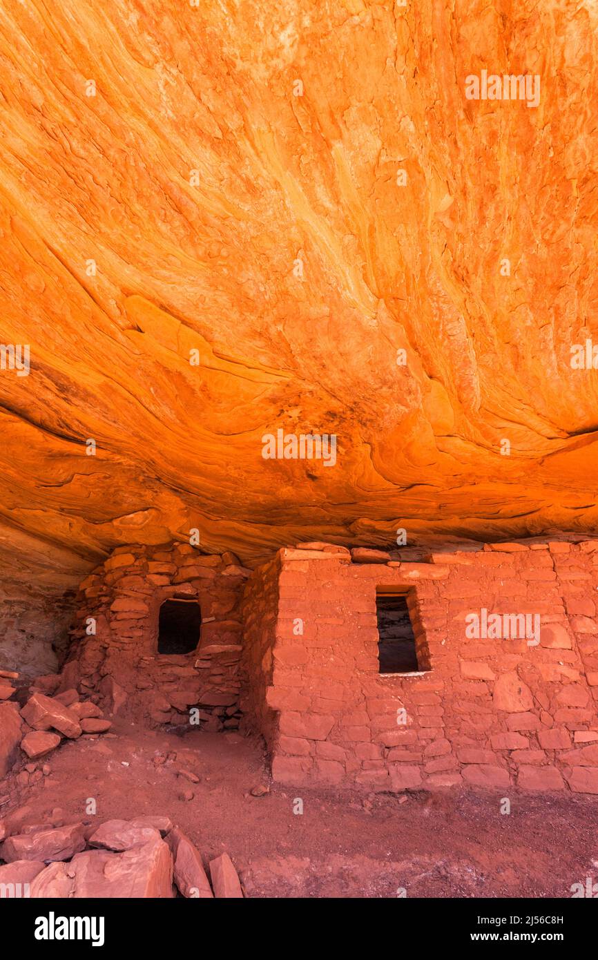 Eine Klippenwohnung im Moon House Ruin Complex auf Cedar Mesa, Bears Ears National Monument, Utah. Der Ruinenkomplex des Mondhauses ist eine Gruppe von alten A Stockfoto