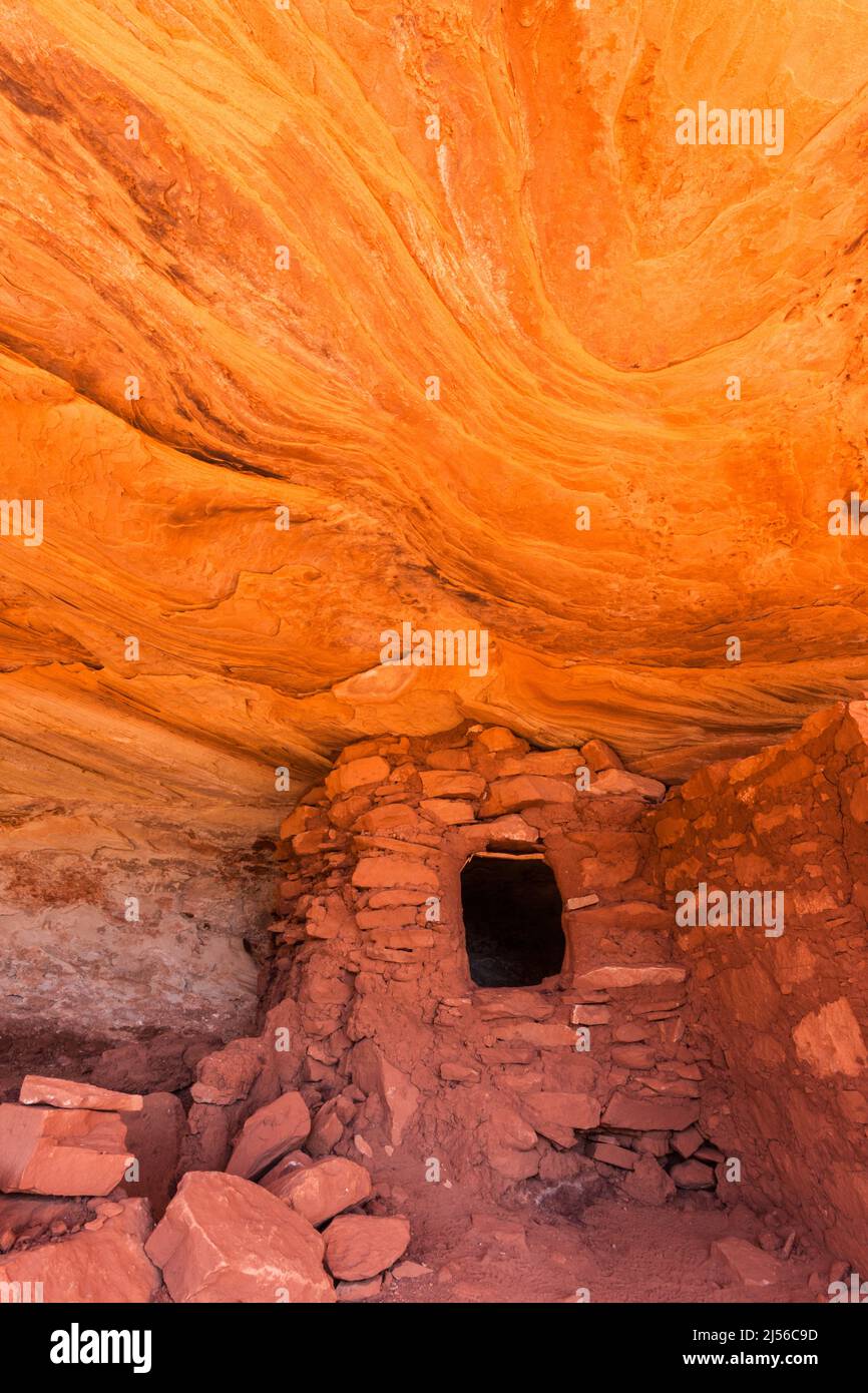 Eine kleine Klippenwohnung im Moon House Ruin Complex auf Cedar Mesa, Bears Ears National Monument, Utah. Der Ruinenkomplex des Mondhauses ist eine Gruppe von Anc Stockfoto