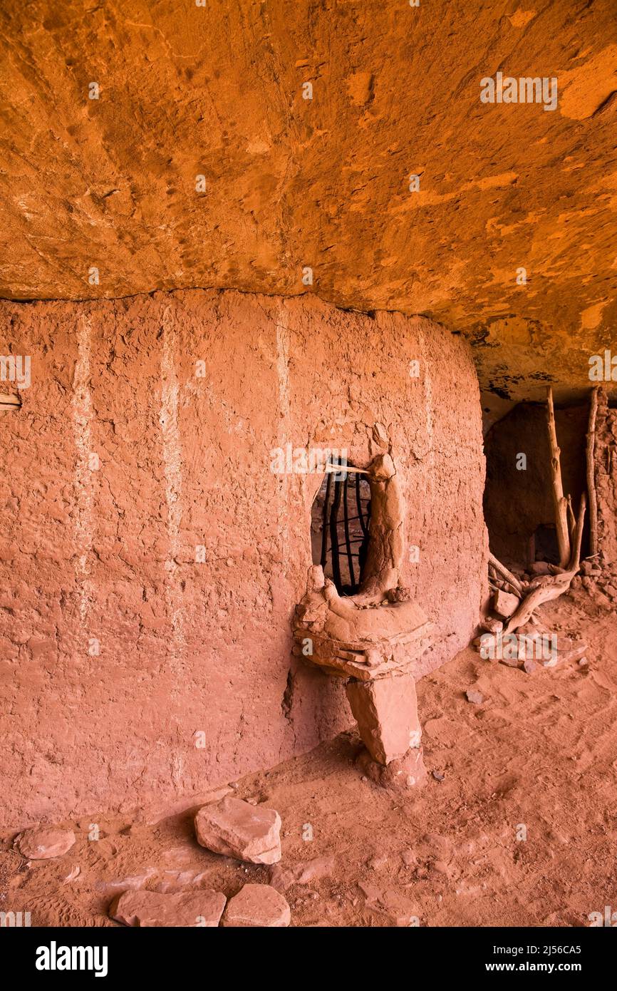 Eine einzigartige Tür und ein Schritt in die Moon House Ruine auf Cedar Mesa, Bears Ears National Monument, Utah. Der Ruinenkomplex des Mondhauses ist eine Gruppe alter Anz Stockfoto