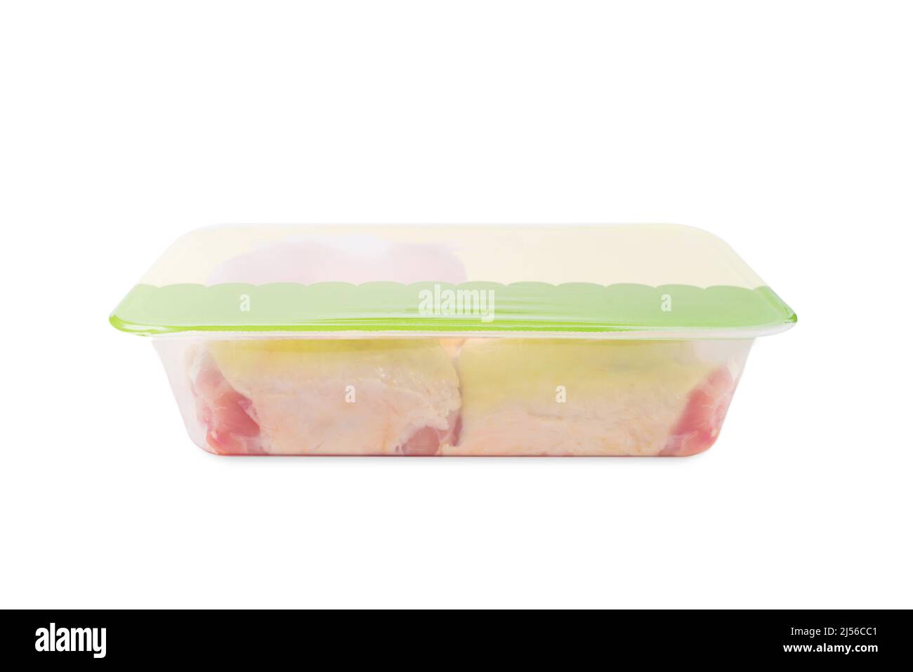 Rohe Chicken Oberschenkel in einem Verpackungs-Tablett. Viele frische Chicken Oberschenkel in einem Kunststofftablett in einem Supermarkt.Seitenansicht. Stockfoto