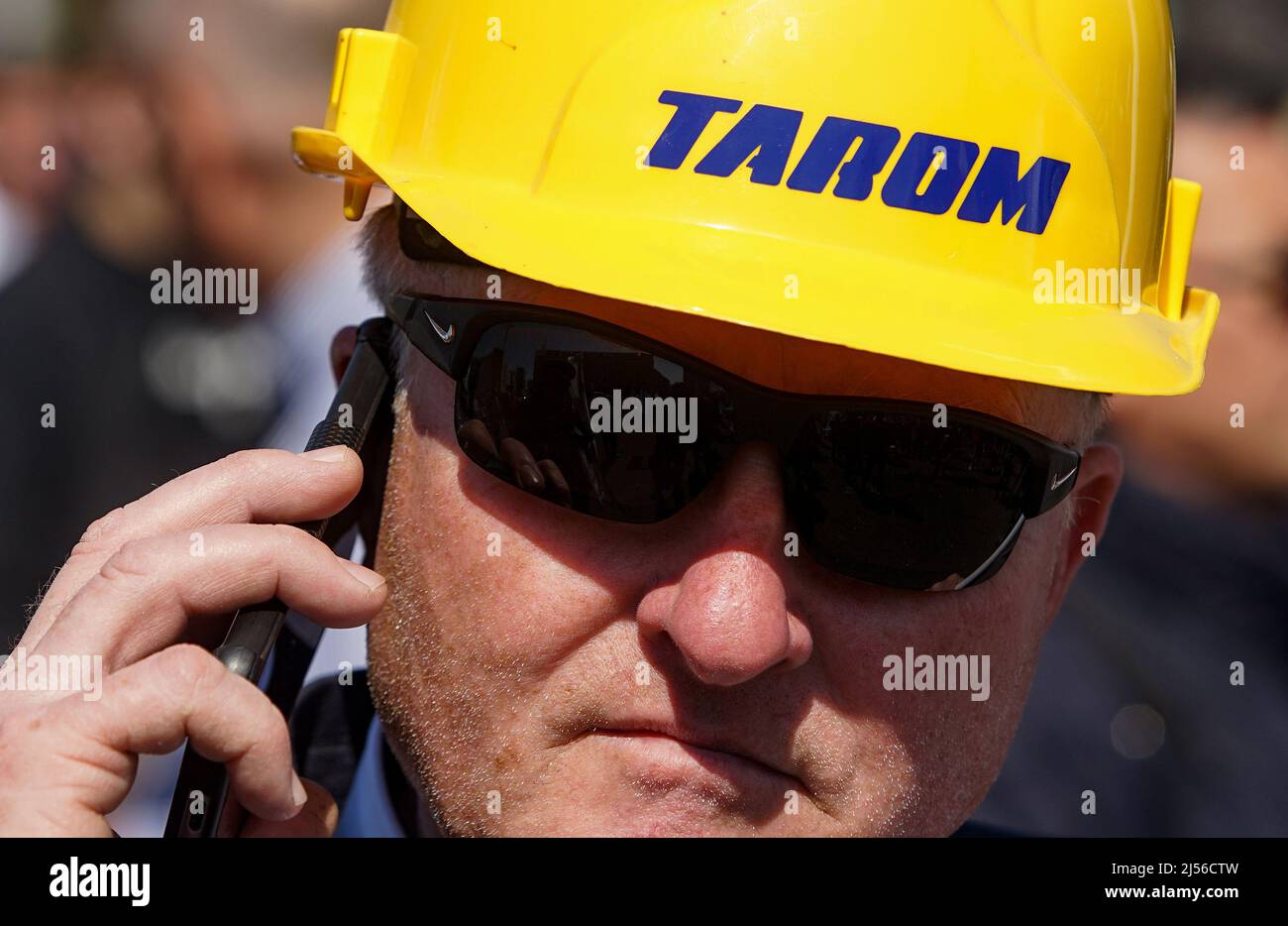 Bukarest, Rumänien - 06. April 2022: Narcis Pascu, Präsident der Vereinigten Gewerkschaft der Fluggesellschaft TAROM, protestiert bei einer Gewerkschaftskundgebung gegen U Stockfoto