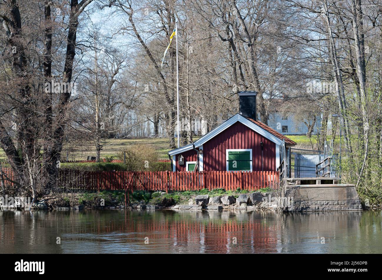 Blick vom Stadtpark Åbackarna über den Fluss Motala an einem sonnigen Frühlingstag in Norrköping, Schweden Ende April 2022. Stockfoto