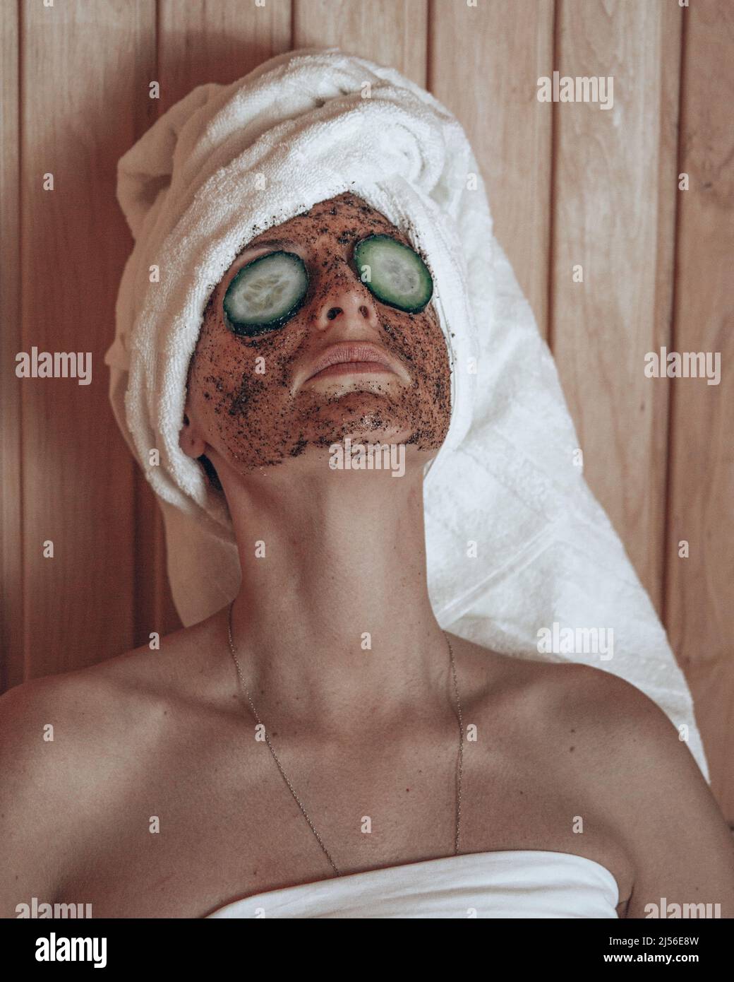 Frau in weißen Handtüchern im Spa Stockfoto