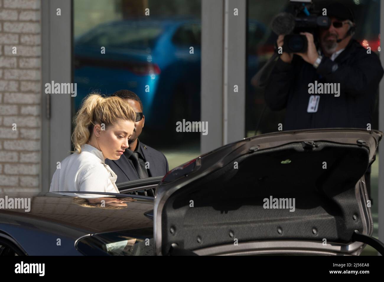 Die Schauspielerin Amber Heard kommt am Dienstag, den 4. April, zu dem von Johnny Depp im Fairfax County Courthouse in Fairfax, Virginia, vereidigenden Prozess Stockfoto