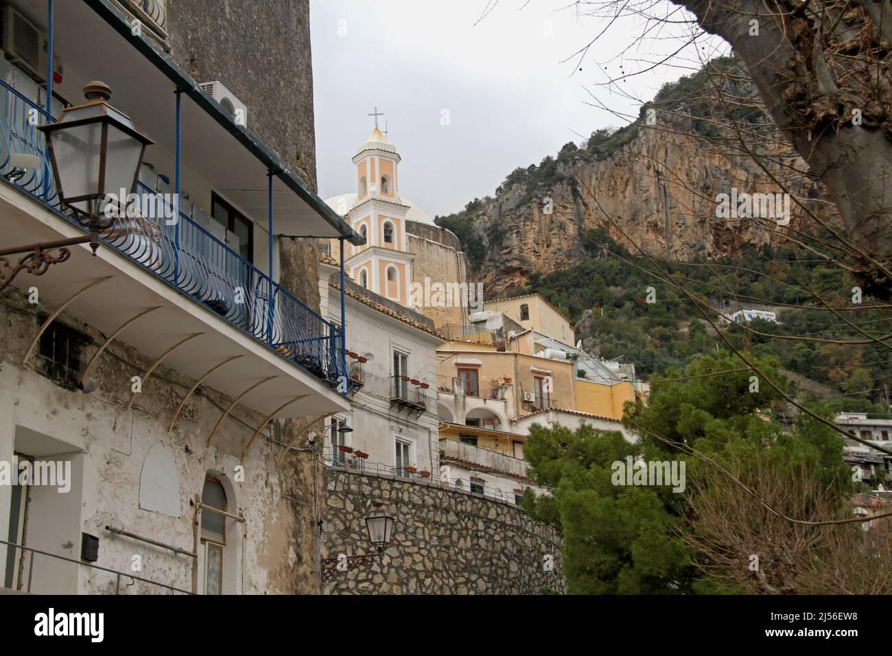 Gebäude auf einem Hügel in Positano, Italien. Die katholische Kirche unserer Lieben Frau von den Gnaden. Stockfoto