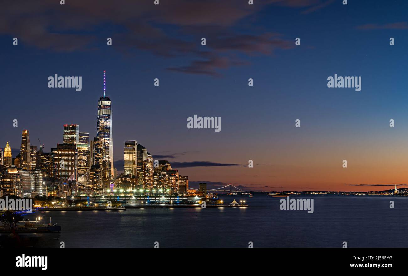 Nachtaufnahme der Innenstadt von New York vom Westside Pier Stockfoto
