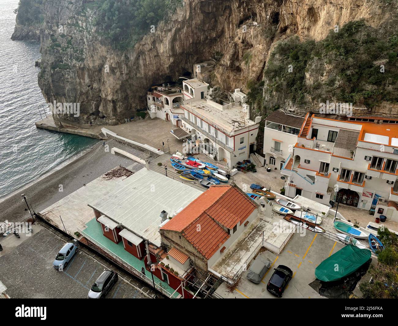 Unternehmen und Yachthafen in kleiner Bucht entlang der Amalfiküste, Italien Stockfoto