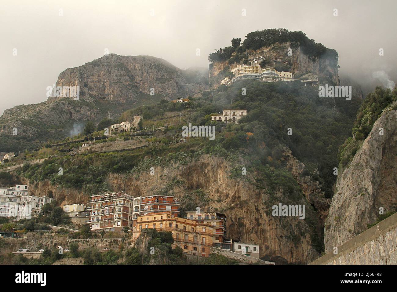 Gebäude auf einer Klippe an der Amalfiküste, Italien Stockfoto