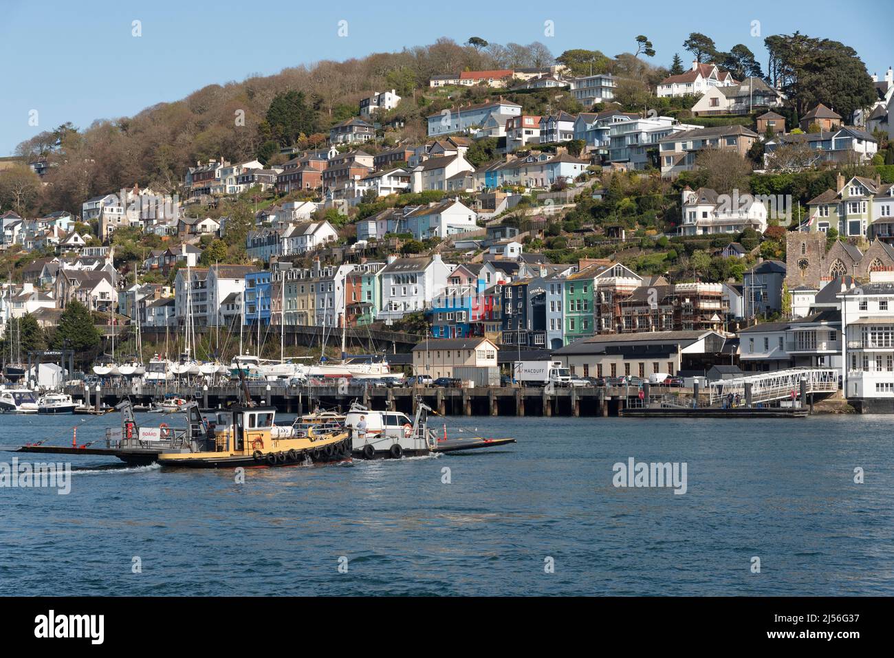 River Dart, South Devon, England, Großbritannien. 2022. Die untere Passagier- und Fahrzeugfähre, die den Fluss Dart von Dartmouth nach Kingswear mit Laderamm überquert Stockfoto