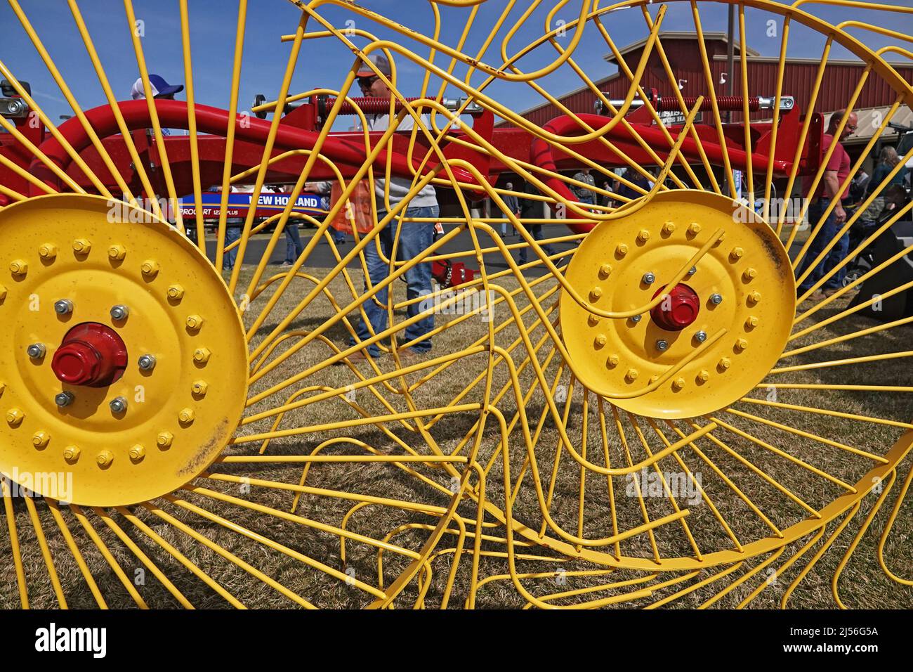 Die leuchtend gelben Klingen einer Heumaschine werden auf einer kleinen Landmesse in Redmond, Oregon, ausgestellt. Stockfoto