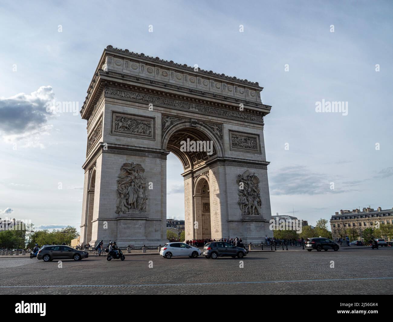 Triumphbogen in Paris bei Tageslicht fotografiert. Stockfoto