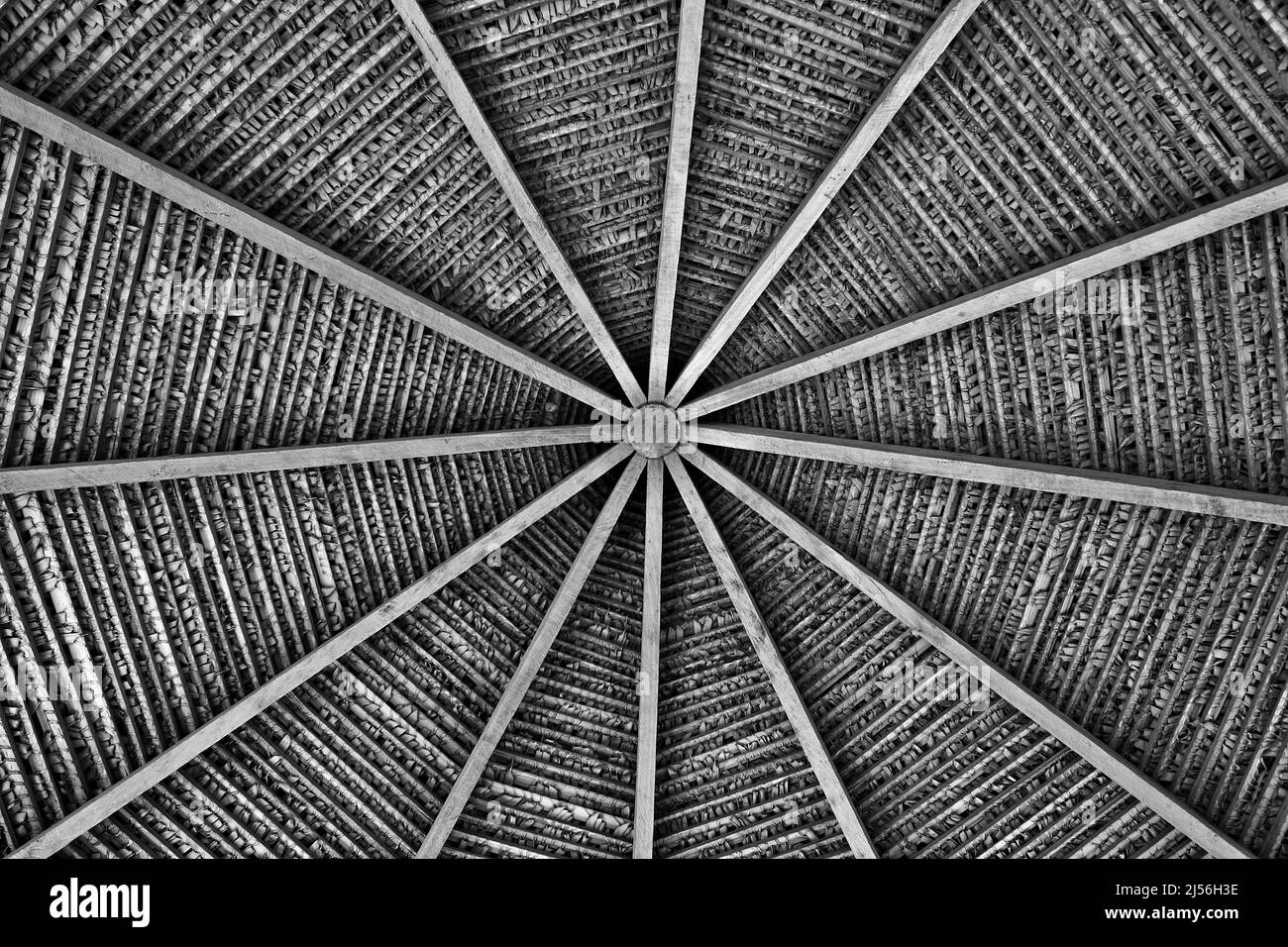 Unter reetgedeckten Dach natürliche Bambusstruktur Stockfoto